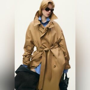 Glenn Martens H&M TRENCH COAT SIZE L
COLOR BEIGE